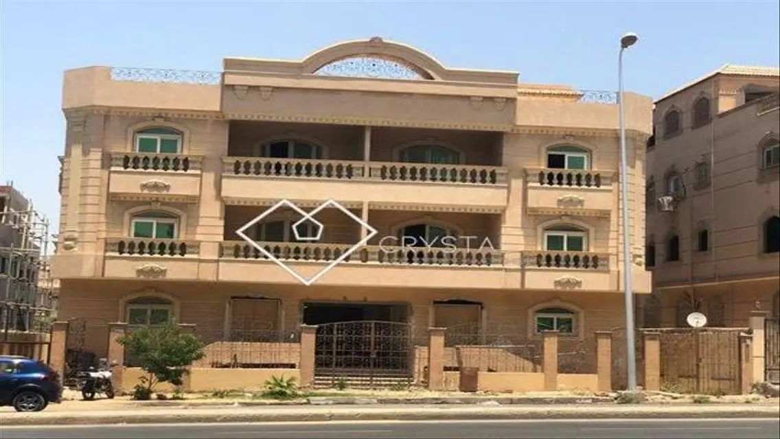 شقة فاخرة مع شرفة وحارس أمن للبيع