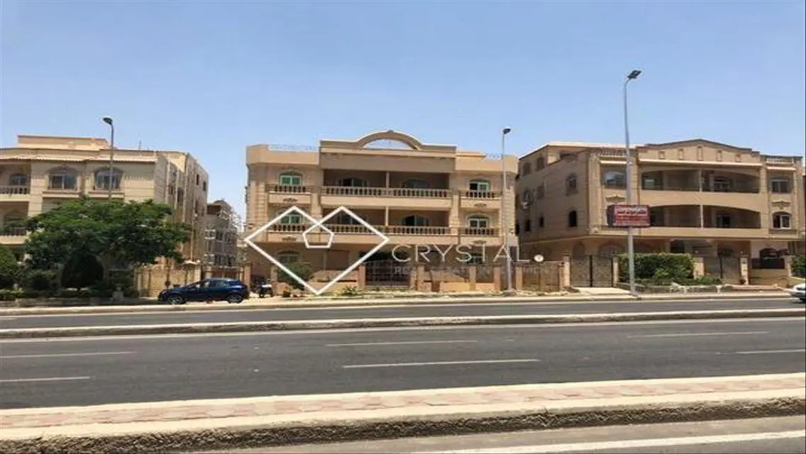 شقة فاخرة مع شرفة وحارس أمن للبيع