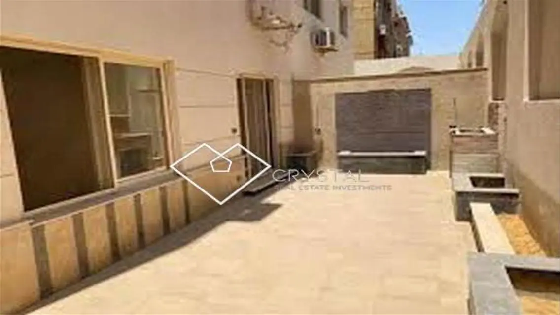 شقة فاخرة مع شرفة وحارس أمن للبيع