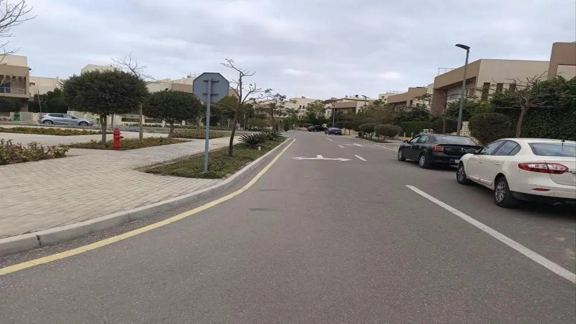 شقة فاخرة مع غرفة خادمة وحديقة خاصة