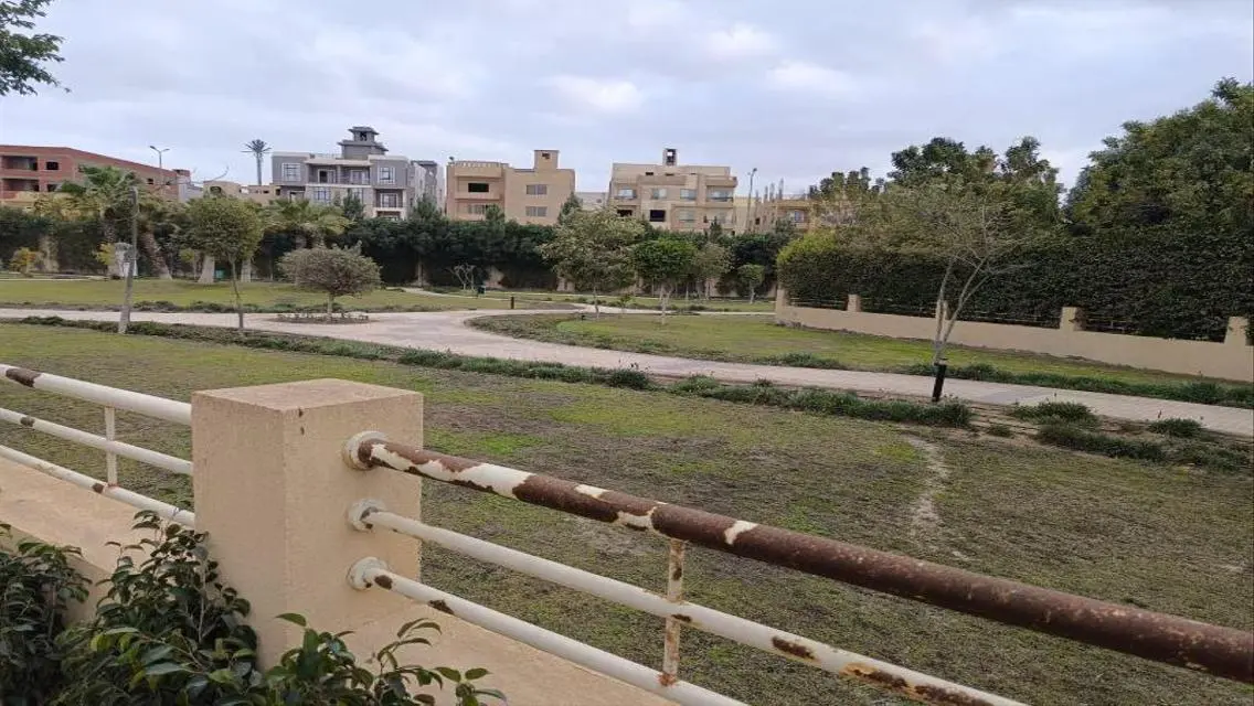 شقة فاخرة مع غرفة خادمة وحديقة خاصة