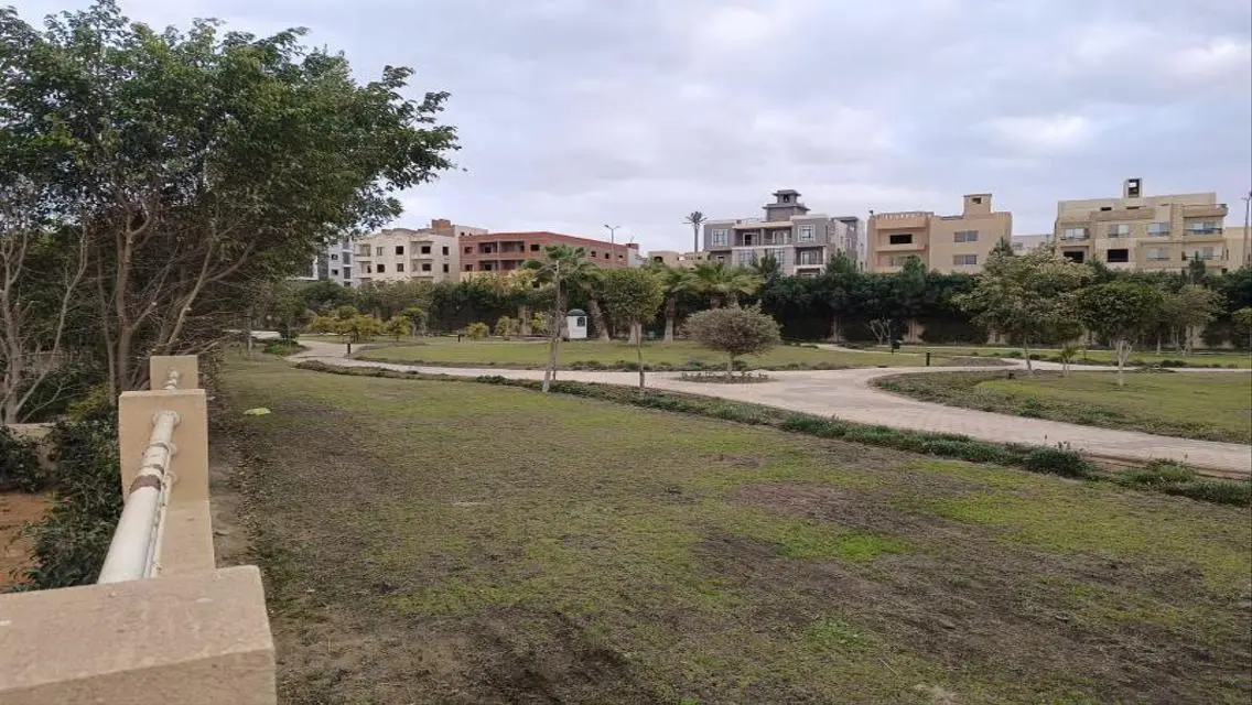 شقة فاخرة مع غرفة خادمة وحديقة خاصة