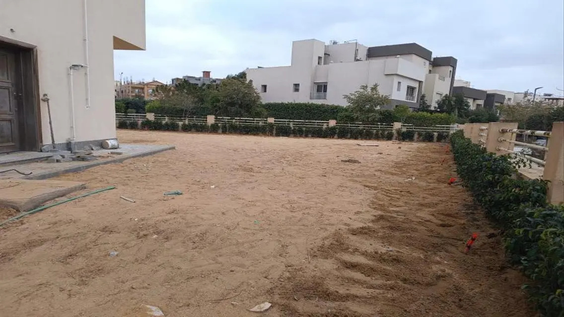 شقة فاخرة مع غرفة خادمة وحديقة خاصة