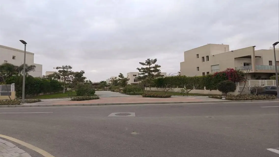 شقة فاخرة مع غرفة خادمة وحديقة خاصة