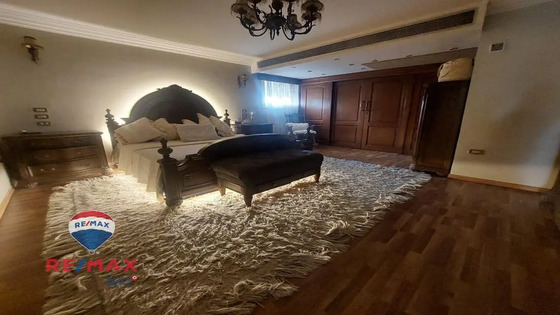 شقة فاخرة بمساحة واسعة مع شرفة وموقف مغطى