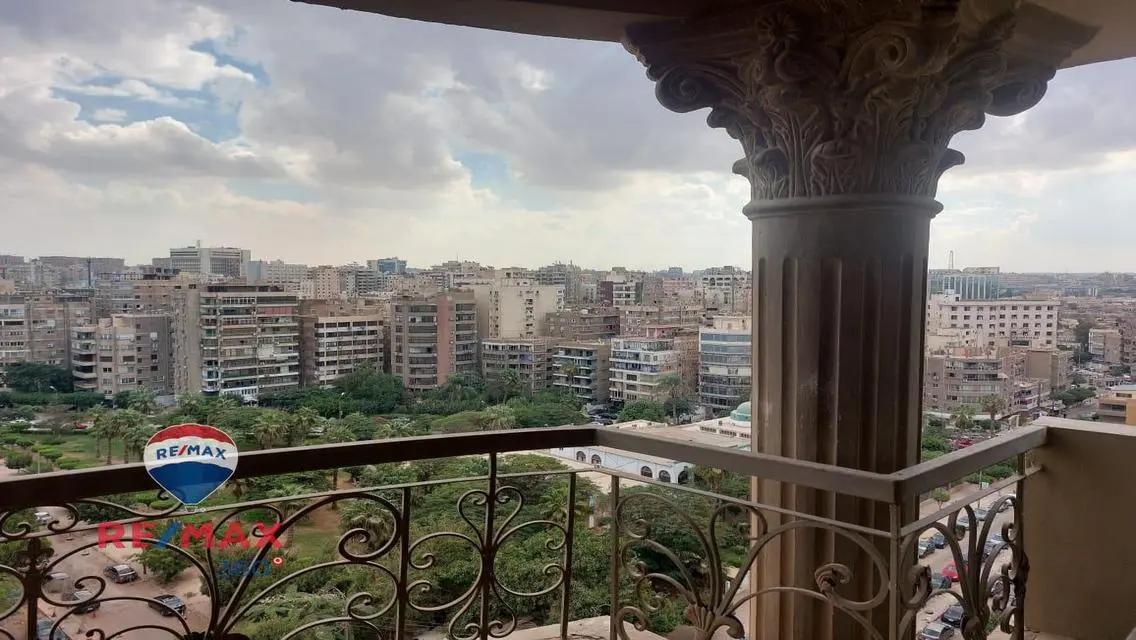 شقة فاخرة بمساحة واسعة مع شرفة وموقف مغطى