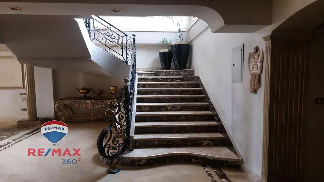 شقة فاخرة بمساحة واسعة مع شرفة وموقف مغطى