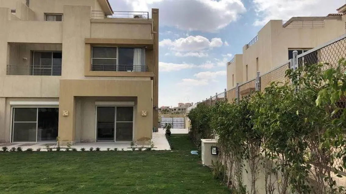 فيلا فاخرة للبيع بمساحة واسعة وحديقة خاصة