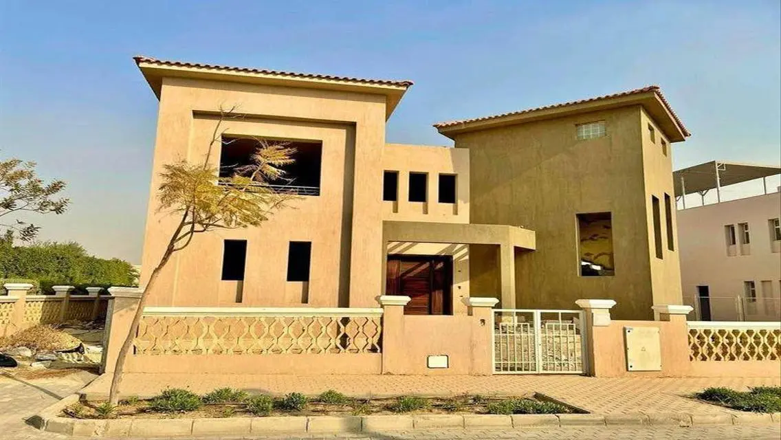 فيلا فاخرة للبيع بمساحة واسعة وحديقة خاصة