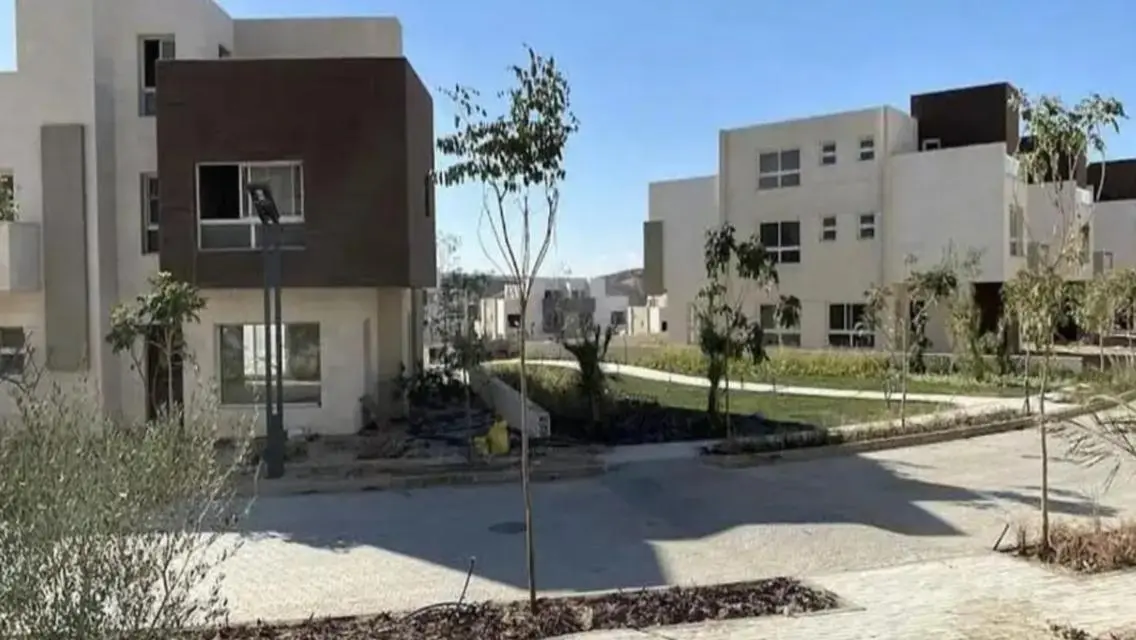فيلا فاخرة مع حديقة خاصة ومسبح مشترك