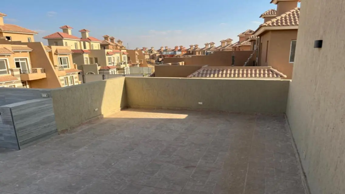 شقة فاخرة بالمساحة الكبيرة مع حديقة خاصة ومسبح