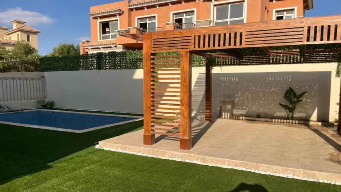 شقة فاخرة بالمساحة الكبيرة مع حديقة خاصة ومسبح