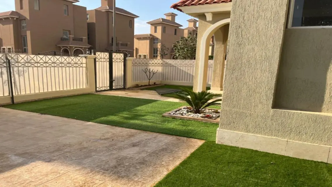 شقة فاخرة بالمساحة الكبيرة مع حديقة خاصة ومسبح