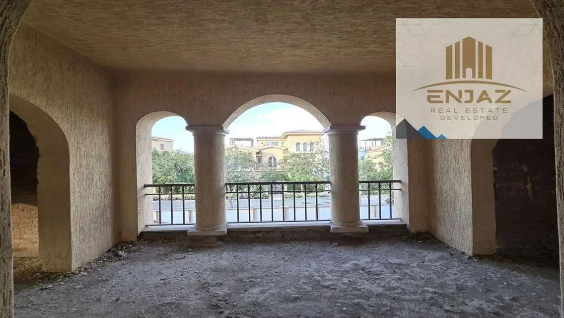 عقار فاخر بمسبح خاص وحديقة خاصة