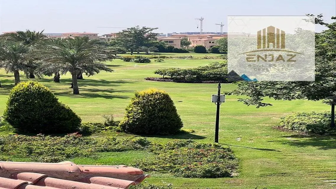 عقار فاخر بمسبح خاص وحديقة خاصة