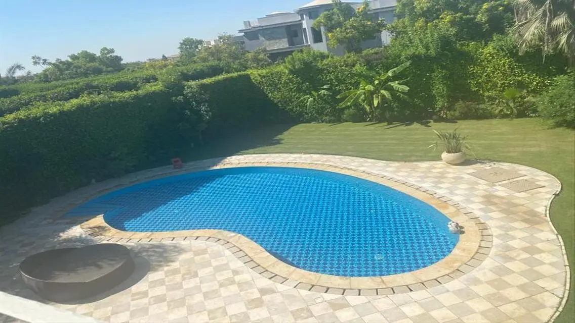 فيلا فاخرة للبيع بتصميم متميز بمساحة كبيرة
