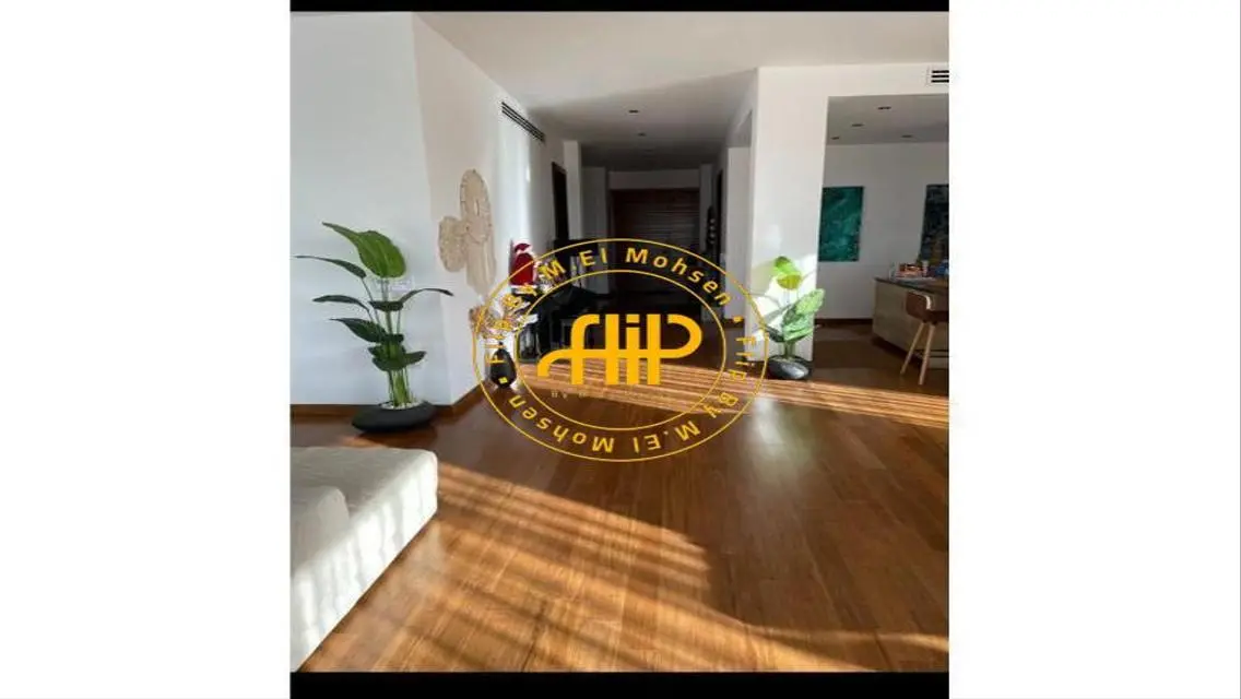 Luxurious 800m² Home with Private Garden and Pool