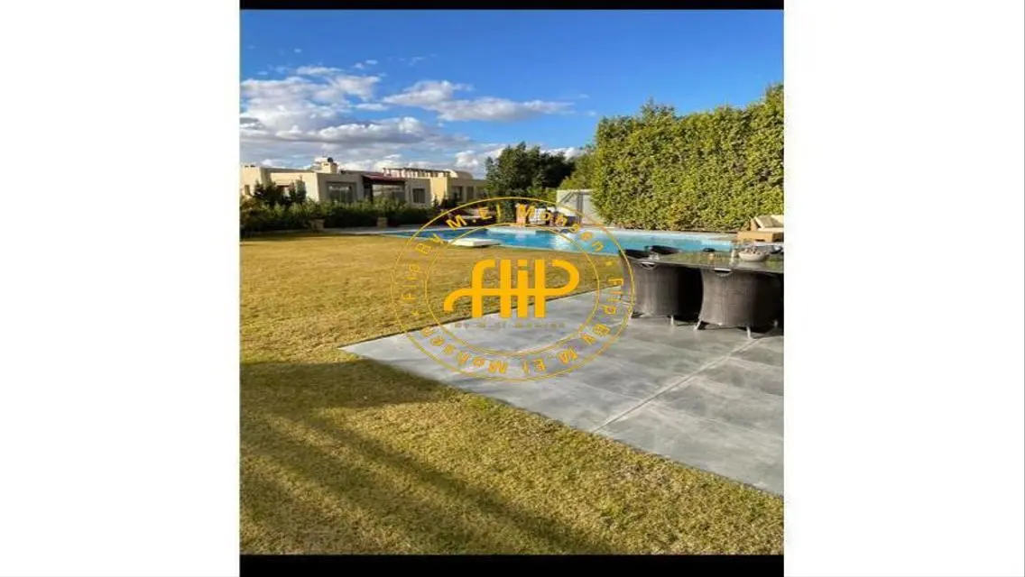 Luxurious 800m² Home with Private Garden and Pool