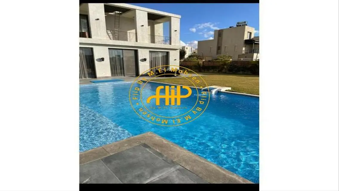 Luxurious 800m² Home with Private Garden and Pool