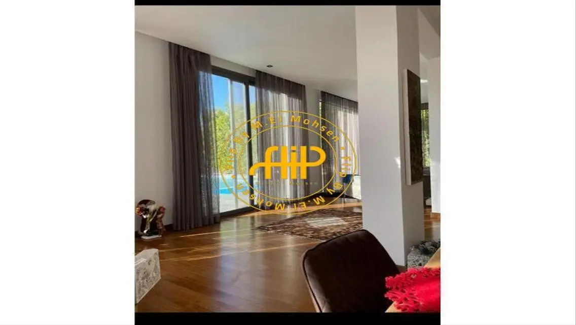 Luxurious 800m² Home with Private Garden and Pool