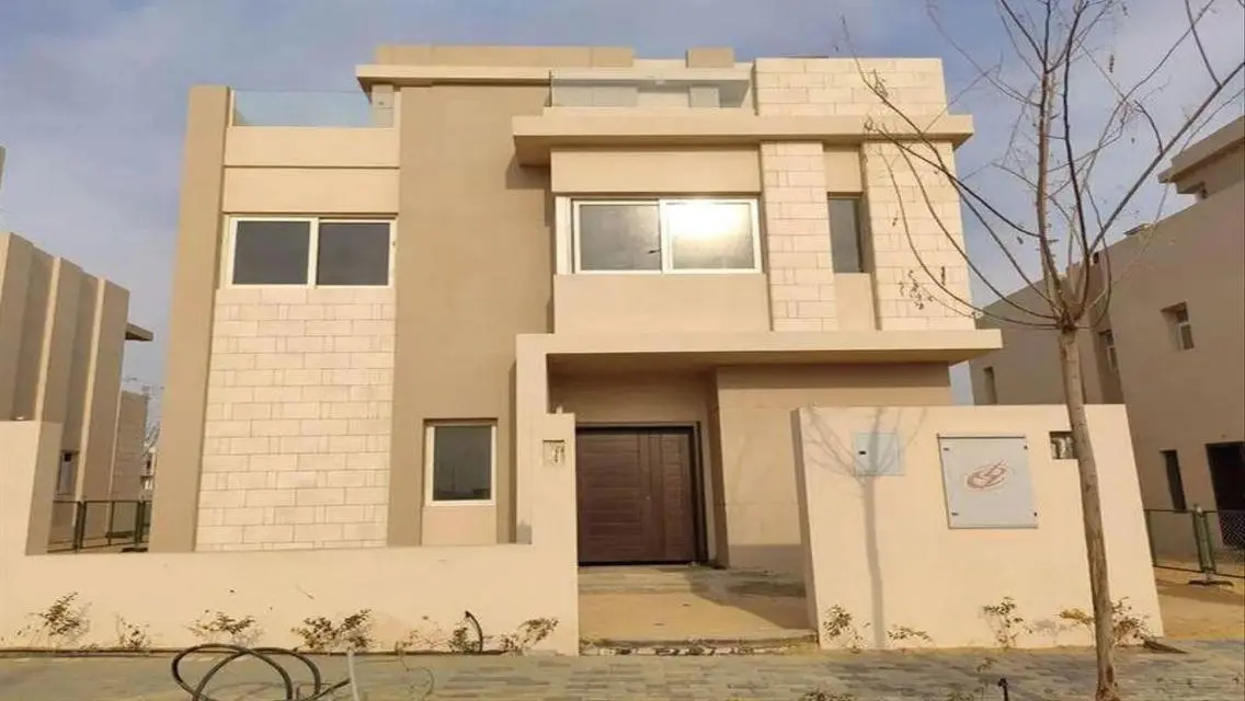 فيلا فاخرة بمساحة واسعة مع مسبح خاص.
