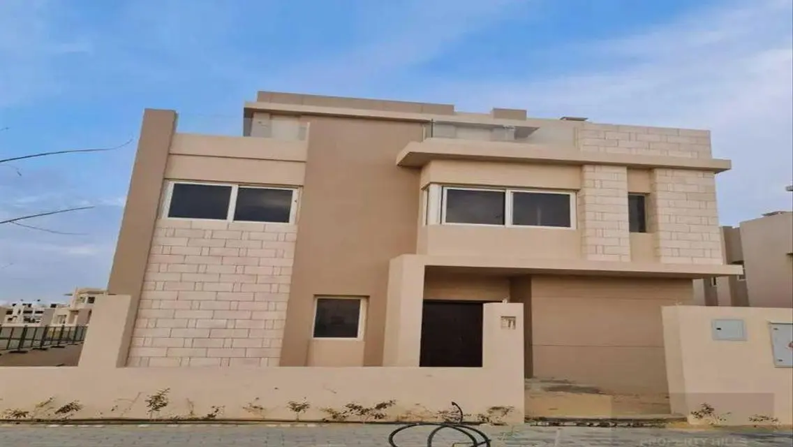فيلا فاخرة بمساحة واسعة مع مسبح خاص.