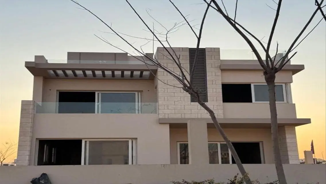 فيلا فاخرة بمساحة واسعة مع مسبح خاص.
