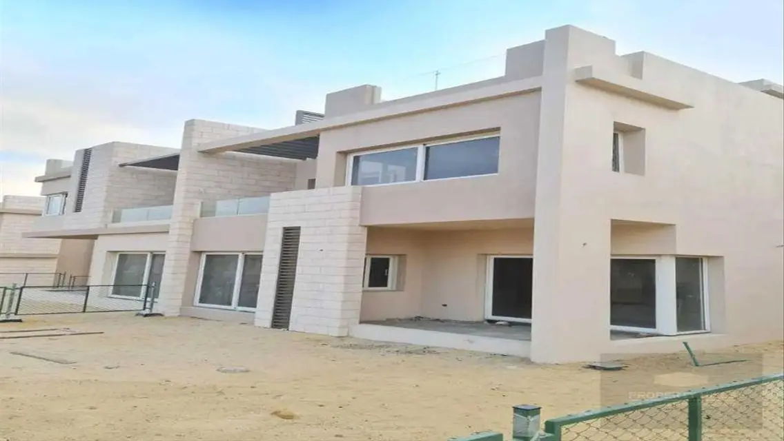 فيلا فاخرة بمساحة واسعة مع مسبح خاص.