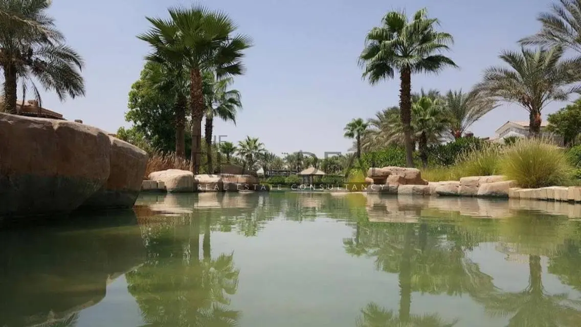 فيلا فاخرة في سوان ليك بمساحة ضخمة