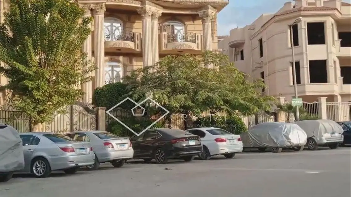 شقة فاخرة مع شرفة وحارس أمن للبيع