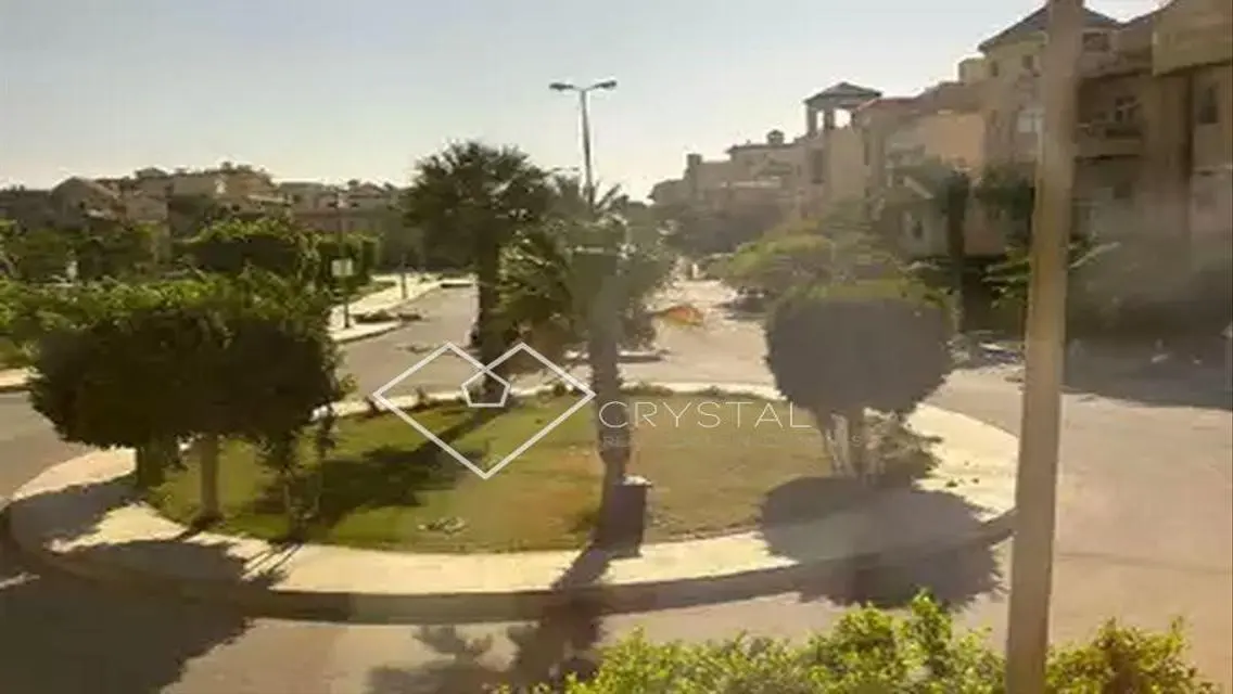 شقة فاخرة مع شرفة وحارس أمن للبيع