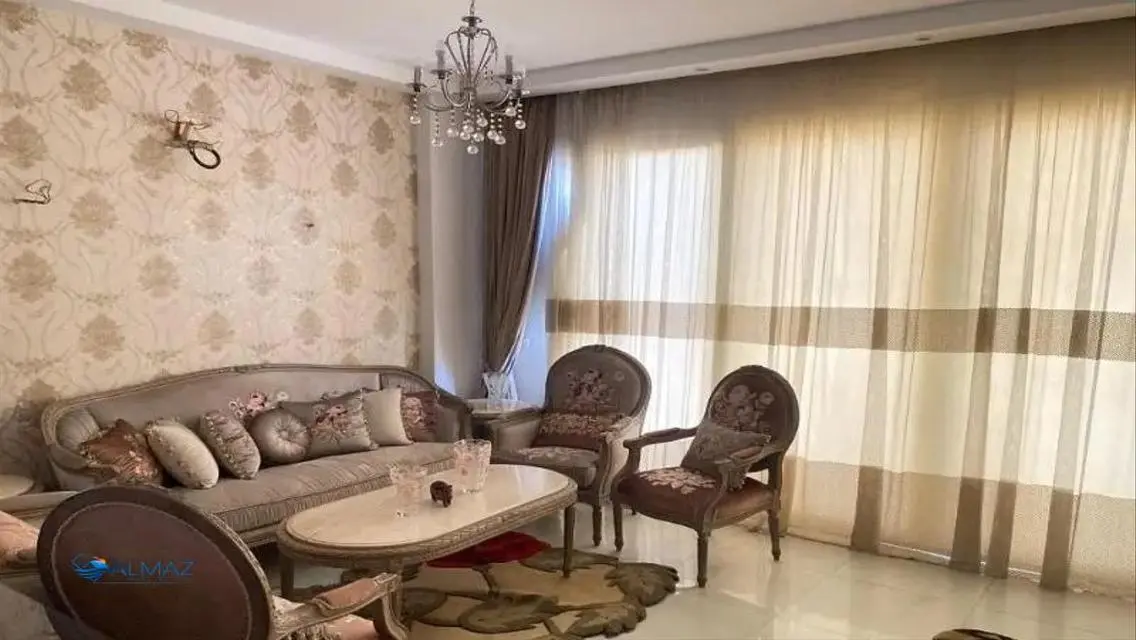 شقة فاخرة بمساحة 800 متر مع شرفة وحارس أمن