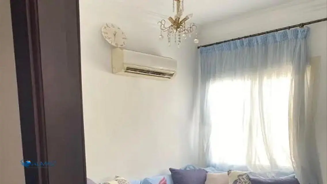 شقة فاخرة بمساحة 800 متر مع شرفة وحارس أمن