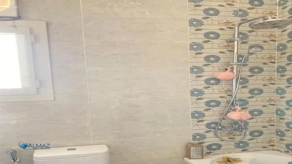 شقة فاخرة بمساحة 800 متر مع شرفة وحارس أمن