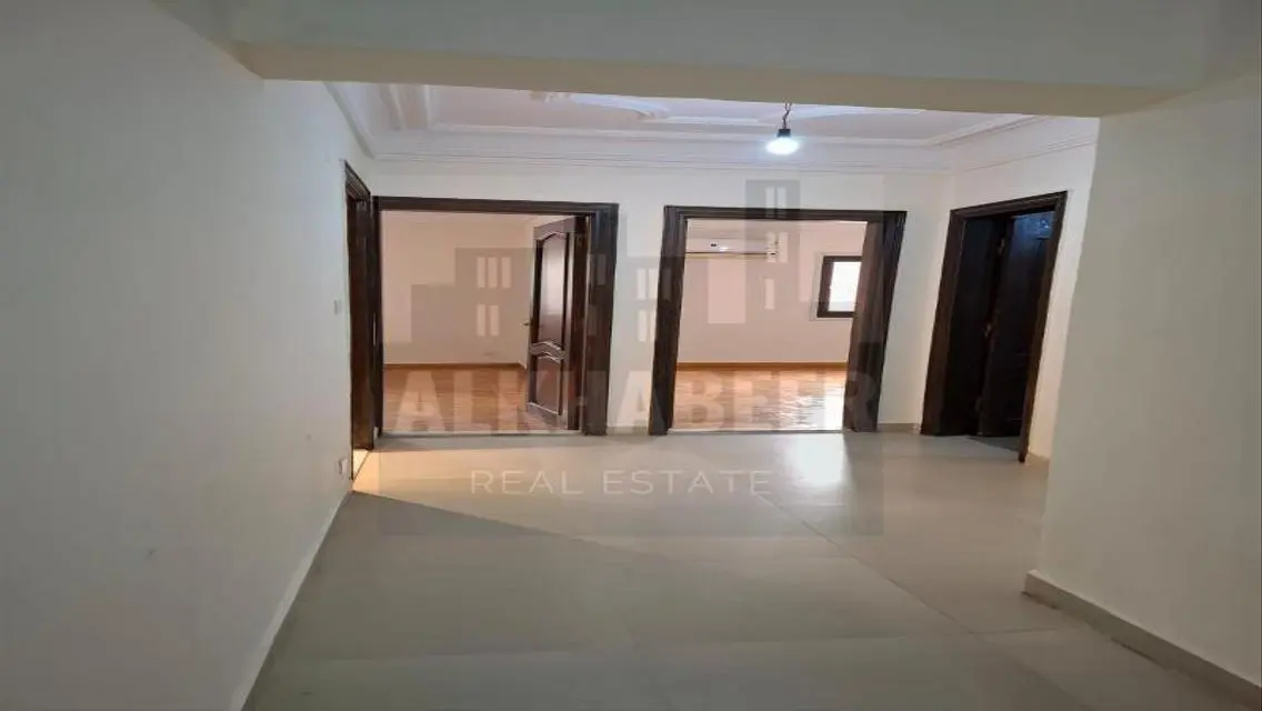 عقار متميز مع غرفة اجتماعات ومرافق عديدة