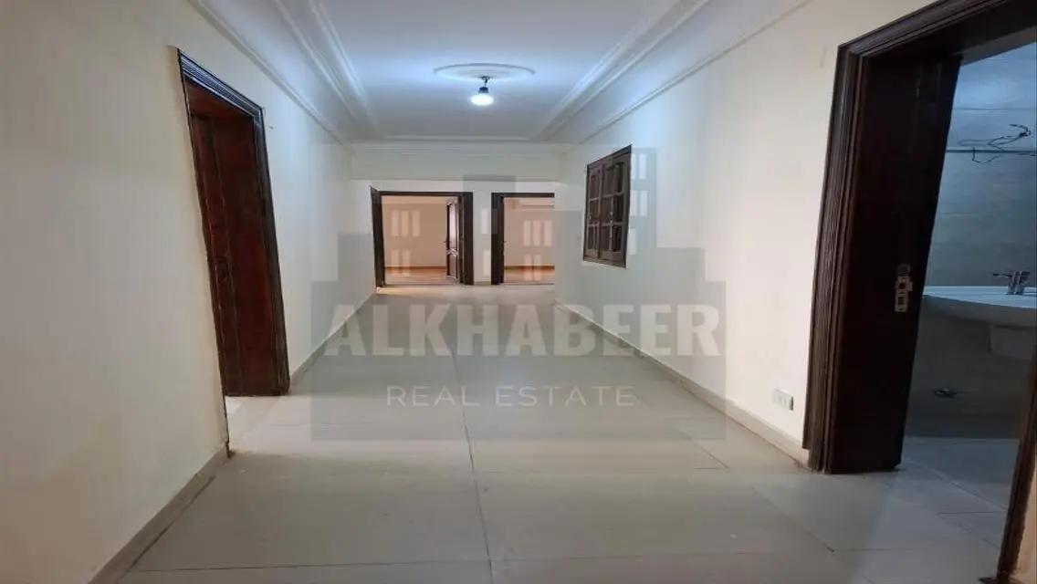 عقار متميز مع غرفة اجتماعات ومرافق عديدة