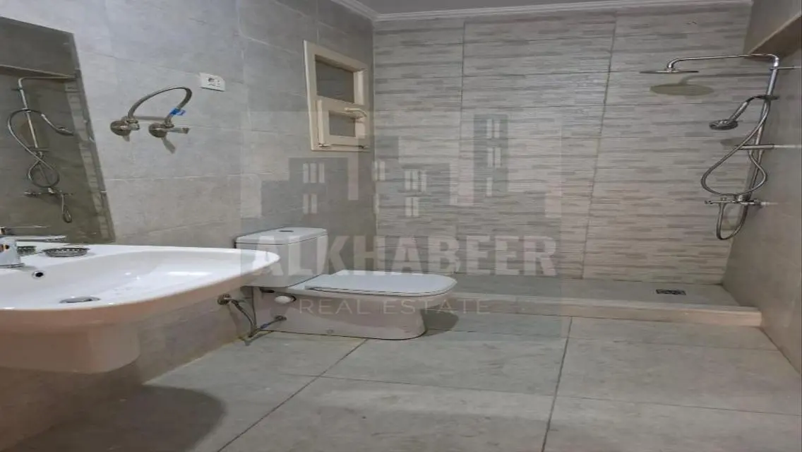 عقار متميز مع غرفة اجتماعات ومرافق عديدة