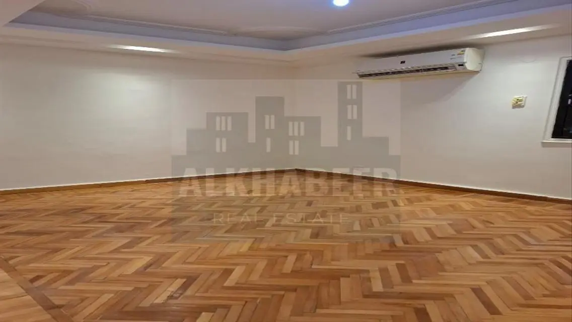عقار متميز مع غرفة اجتماعات ومرافق عديدة