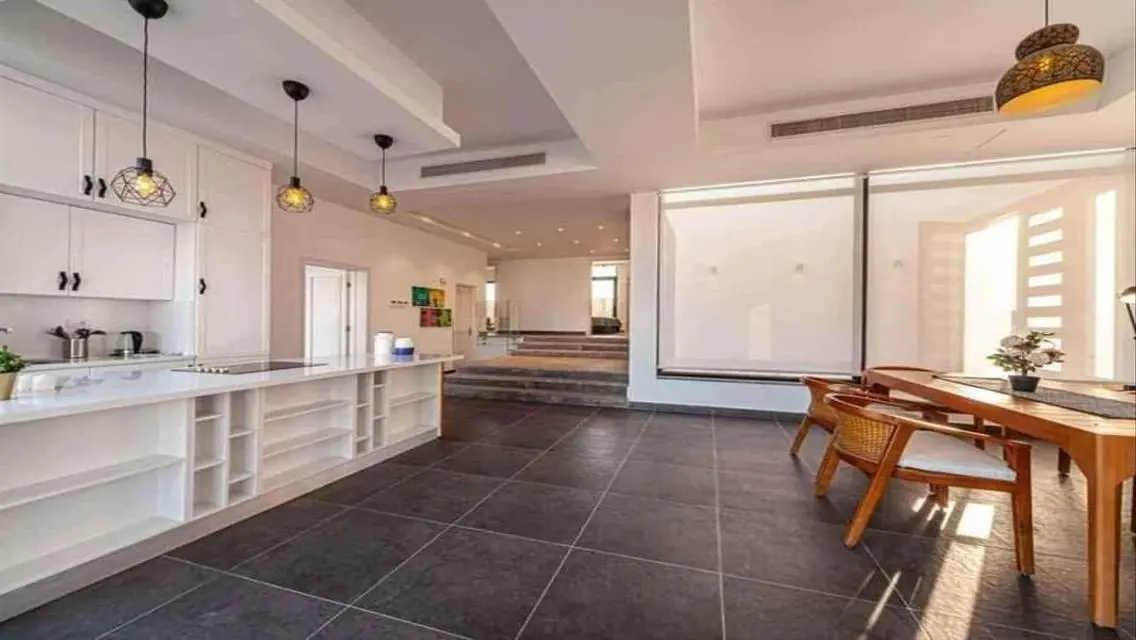 Luxury Apartment with Stunning Lake Views - 280 Sq M