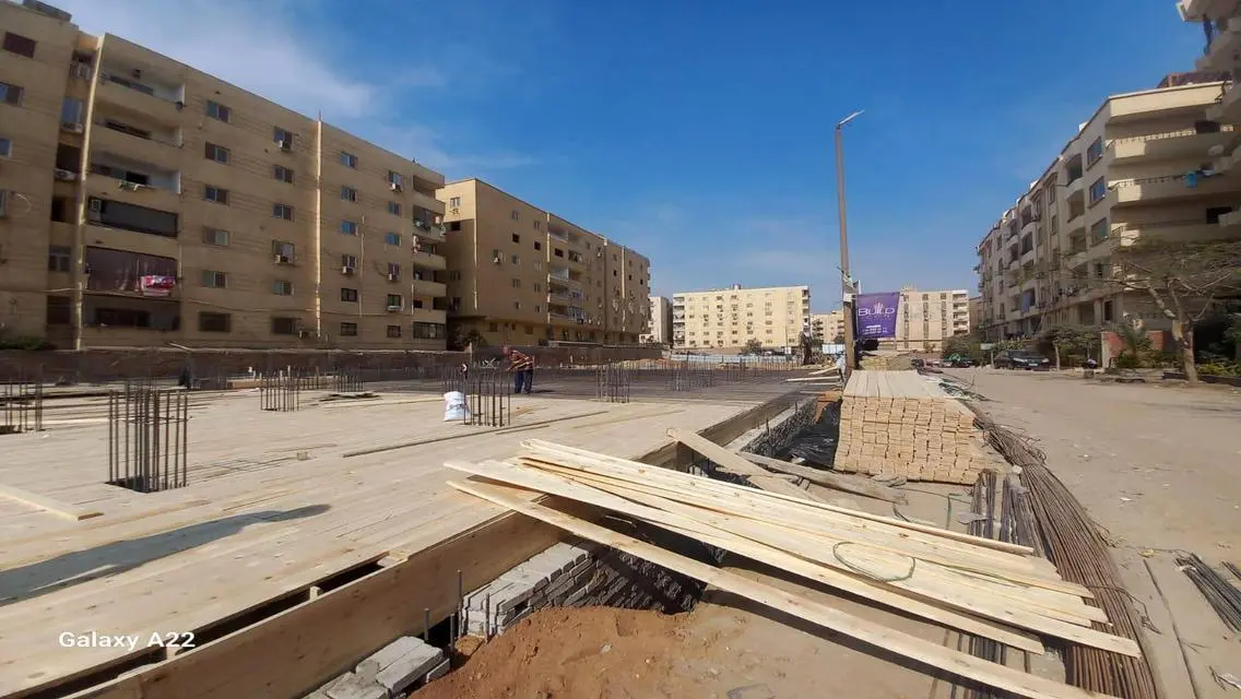 شقة للبيع بمساحة كبيرة مع شرفة وموقف مغطى
