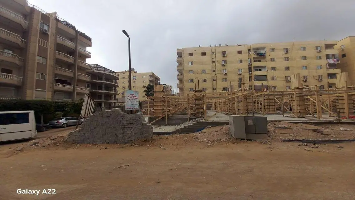 شقة للبيع بمساحة كبيرة مع شرفة وموقف مغطى