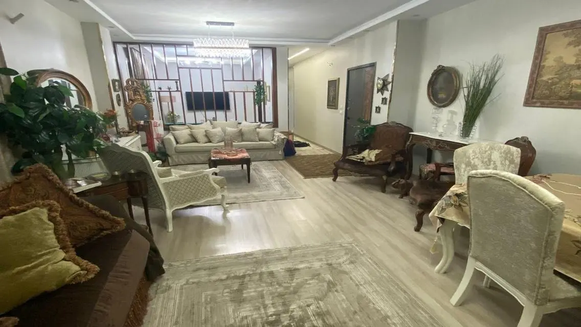 شقة فاخرة مطلة على البحيرات للبيع