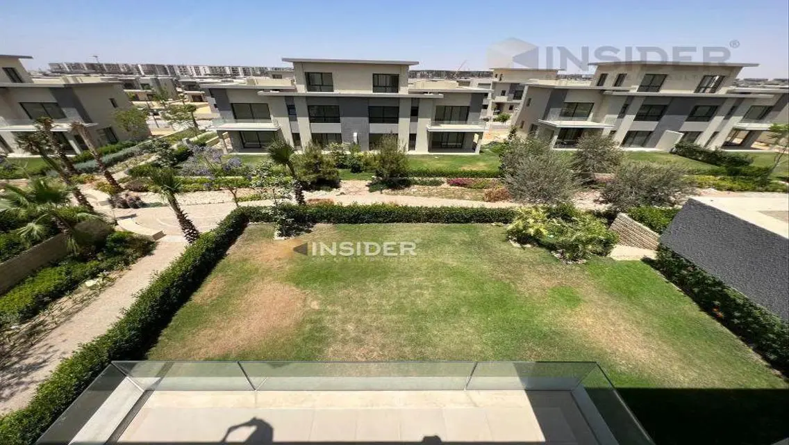 فيلا فاخرة بمساحة واسعة وإطلالة ساحرة