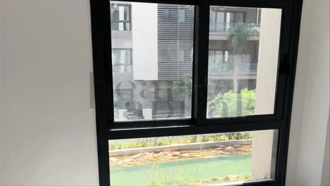 شقة فاخرة بإطلالة على البحيرة للبيع
