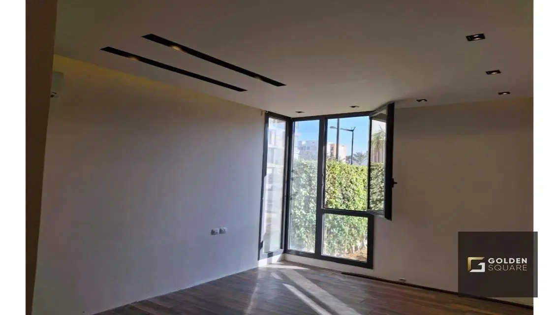 Luxury Villa for Sale Overlooking Lakes in the Heart of the City