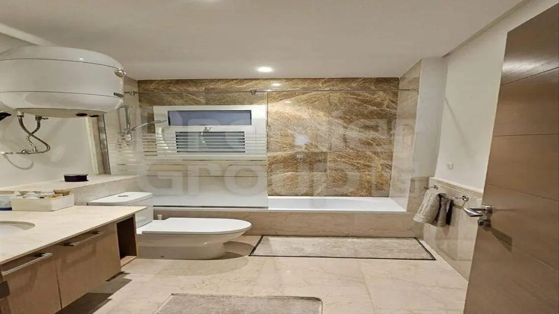 Luxury Apartment with Study Room in City Center