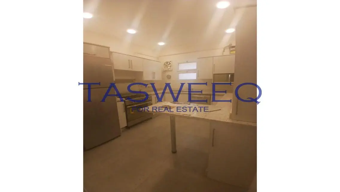 شقة مريحة بتكييف مركزي وميزات متعددة