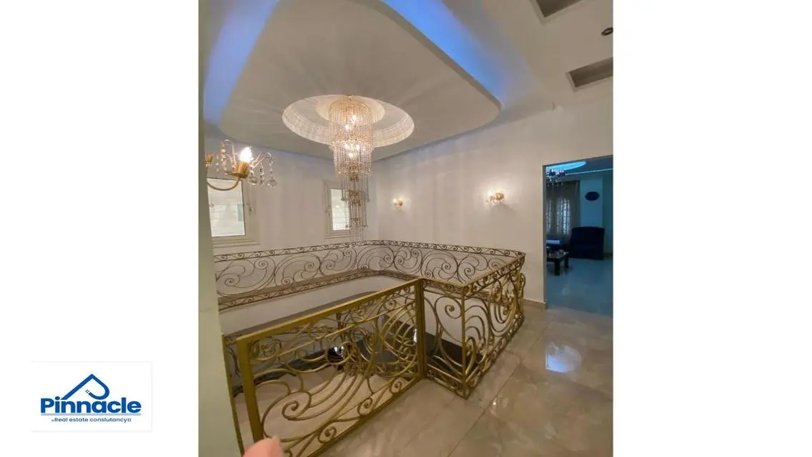 Luxurious Apartment with 5 Bedrooms and Private Garden