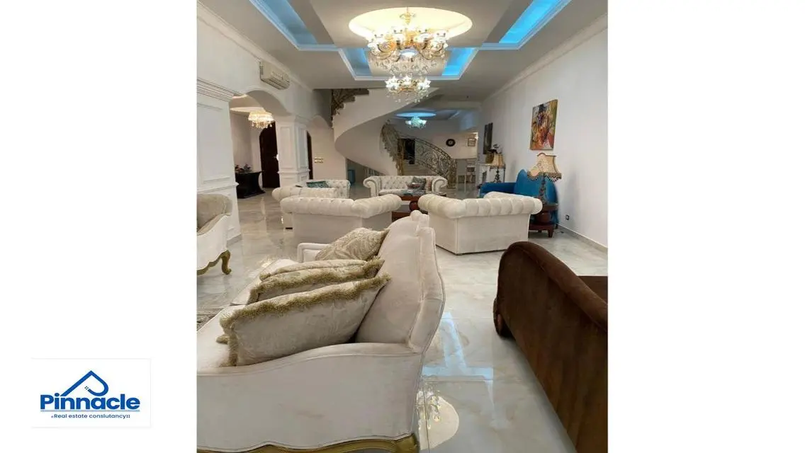 Luxurious Apartment with 5 Bedrooms and Private Garden