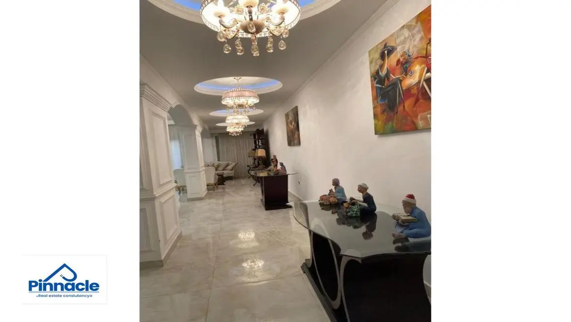 Luxurious Apartment with 5 Bedrooms and Private Garden